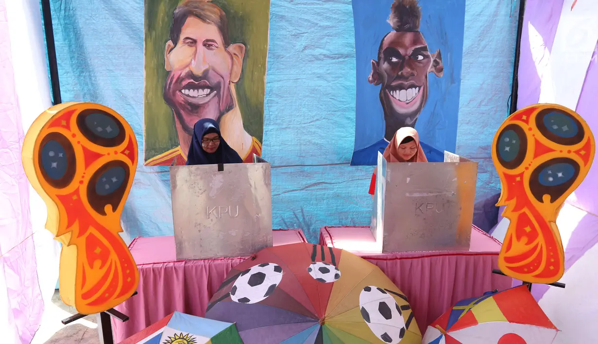 Pemilih berada di bilik suara untuk mencoblos pada Pilkada Serentak 2018 di TPS 29 Gandasari, Kota Tangerang, Rabu (27/6). Di TPS ini warga yang memilih untuk Pilkada Kota Tangerang dapat merasakan sensasi Piala Dunia 2018 (Liputan6.com/Angga Yuniar)