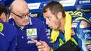 Valentino Rossi berdiskusi dengan tim mekaniknya saat hari kedua tes pramusim di Sirkuit Sepang, Malaysia, Selasa (31/1). Valentino mengaku puas dengan performa YZR-M1 yang ditungganginya saat ini. (AP PHOTO)