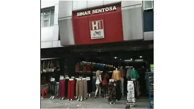 6 Potret Nyeleneh Toko Baju Memajang Dagangannya, Bikin Tepuk Jidat