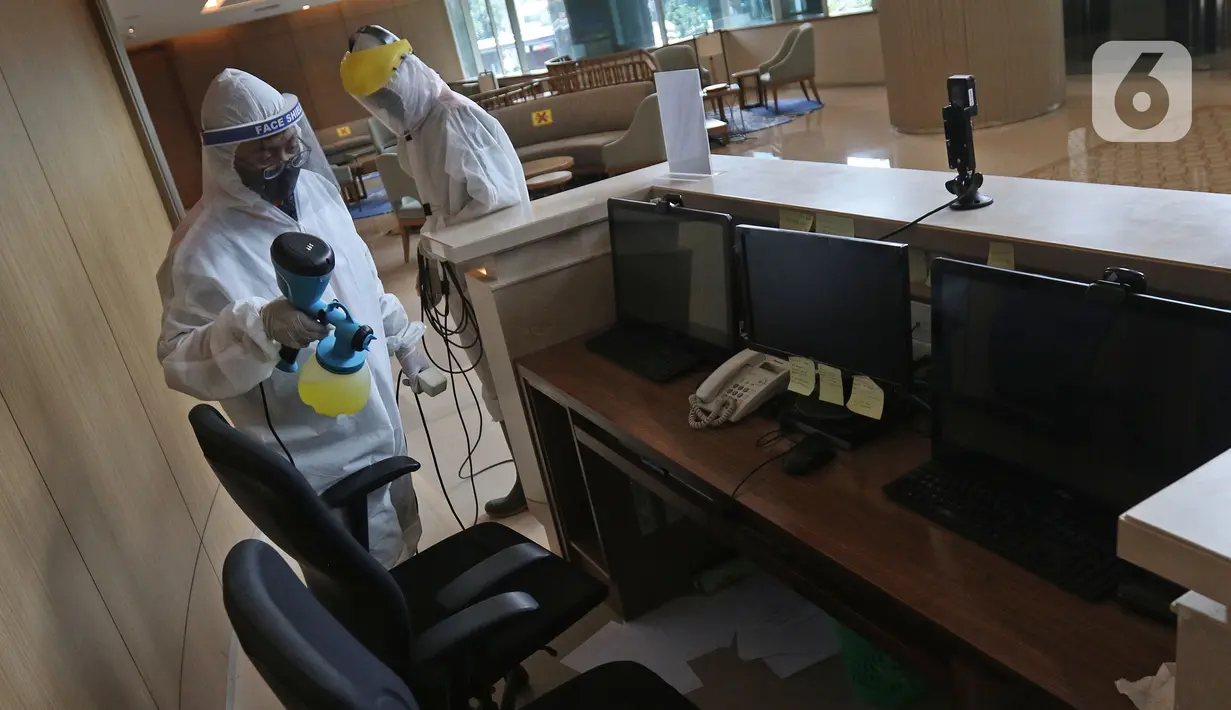 Petugas melakukan penyemprotan cairan disinfektan di lobi Kantor PLN Pusat, Jalan Trunojoyo, Blok M, Jakarta, Selasa (21/7/2020). PT PLN (Persero) menyemprotkan cairan disinfektan secara rutin dan berlaku protokol kesehatan selama pandemi COVID 19. (Liputan6.com/Herman Zakharia)