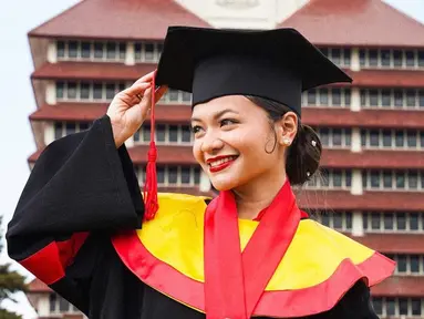 Meski sibuk, Amel Carla tetap utamakan pendidikannya. Diketahui, bintang film Di Bawah Umur ini memutuskan vakum sementara dari dunia hiburan demi fokus kuliah dan bisa selesaikan pendidikan S1-nya 3,5 tahun. Resmi lulus dan menyandang gelar sarjana hukum, aura wajah Amel Carla di hari bahagia tampak berbeda. Sederet foto wisudanya diabadikan dengan apik, Amel tak ketinggalan berfoto di depan gedung rektorat UI. (Liputan6.com/IG/@amelcarla)