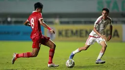 Penyerang Timnas Indonesia U-17, Arkhan Kaka&nbsp;berusaha melewati hadangan pemain Timnas Uni Emirat Arab U-17 di laga Grup B Kualifikasi Piala Asia U-17 2023 yang berlangsung di Stadion Pakansari, Bogor, Rabu (5/10/2022) (Bola.com/M Iqbal Ichsan)