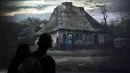 Pengunjung menjelajahi Beyond Van Gogh, pameran virtual lukisan Vincent Van Gogh di Lima, Peru, 4 Maret 2022. (AP Photo/Martin Mejia)
