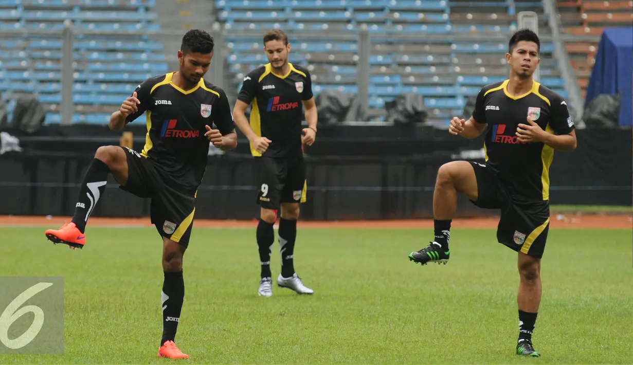 Sejumlah pemain Mitra Kukar melakukan peregangan jelang berlatih di Stadion GBK Jakarta, Sabtu (23/1/2016). Mitra Kukar akan berhadapan dengan Semen Padang pada laga final turnamen Piala Jenderal Sudirman, Minggu (24/1). (Liputan6.com/Helmi Fithriansyah)