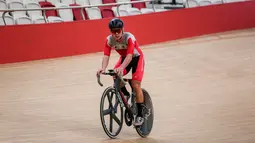 Pembalap sepeda track Indonesia, Bernard Benyamin Van Aert saat berlatih jelang UCI Track Nations Cup 2023 di Jakarta International Velodrome, Rawamangun, Jakarta, Kamis (16/02/2023). (Bola.com/Bagaskara Lazuardi)