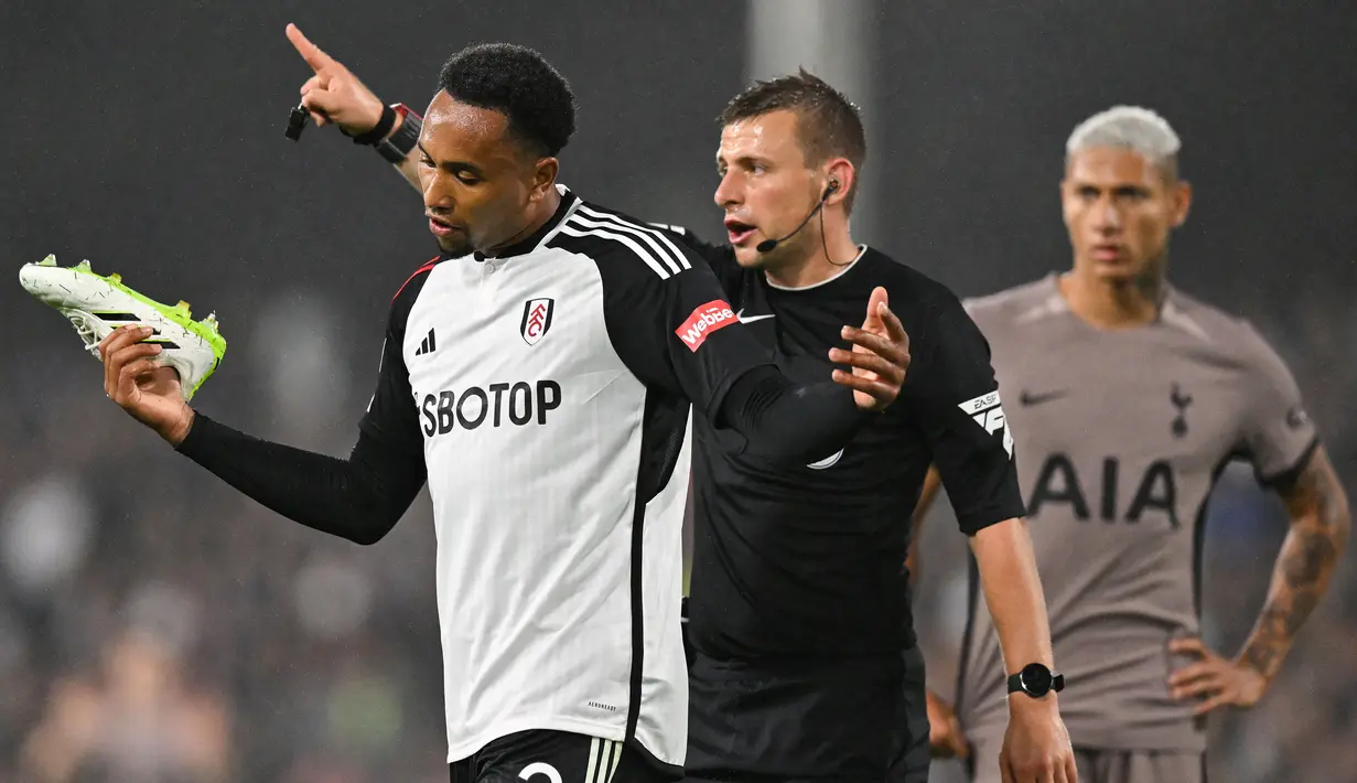Wasit Josh Smith terdegradasi ke Championship akibat keputusannya yang merugikan Wolverhampton dengan memberi hadiah penalti kepada Luton Town pada laga pekan kelima Premier League 2023/2024 (23/9/2023). (AFP/Glyn Kirk)