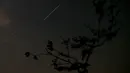 Sebuah pemandangan meteor jatuh terlihat di atas Gunung Smetovi, Zenica, Bosnia dan Herzegovina, Rabu (12/8/2015). Meteor jatuh tersebut merupakan bagian dari fenomena hujan meteor Perseid yang rutin terjadi setiap tahun. (REUTERS/Dado Ruvic)