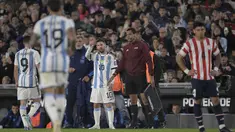 Pemain Timnas Argentina, Lionel Messi (tengah), memberikan instruksi ke Nicolas Otamendi (dua kiri) untuk tetap memakai ban kapten saat pertandingan Kualifikasi Piala Dunia 2026 zona CONMEBOL melawan Paraguay di Stadion Mas Monumental, Jumat (13/10/2023) pagi WIB. (AFP/Juan Mabromata)