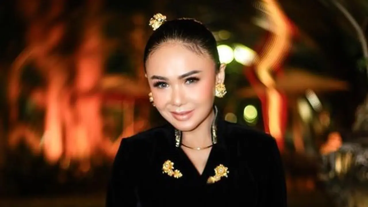 Yuni Shara dengan wastra nusantara (Instagram/yunishara36)