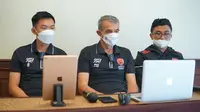 Sutanto Tan (kiri) dan Milomir Seslija (tengah) berbicara secara virtual jelang pertandingan BRI Liga 1 antara PSM Makassar vs PSIS Semarang. (Bola.com/Abdi Satria)