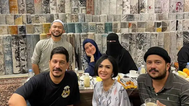 Potret Umi Pipik hadir dalam acara kajian dan buka bersama di rumah bos karpet (Sumber: Instagram/_ummi_pipik_)