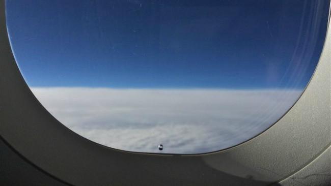 Lubang kecil di jendela pesawat bermanfaat untuk penyeimbang tekanan ketika terjadi pergantian ketinggian.