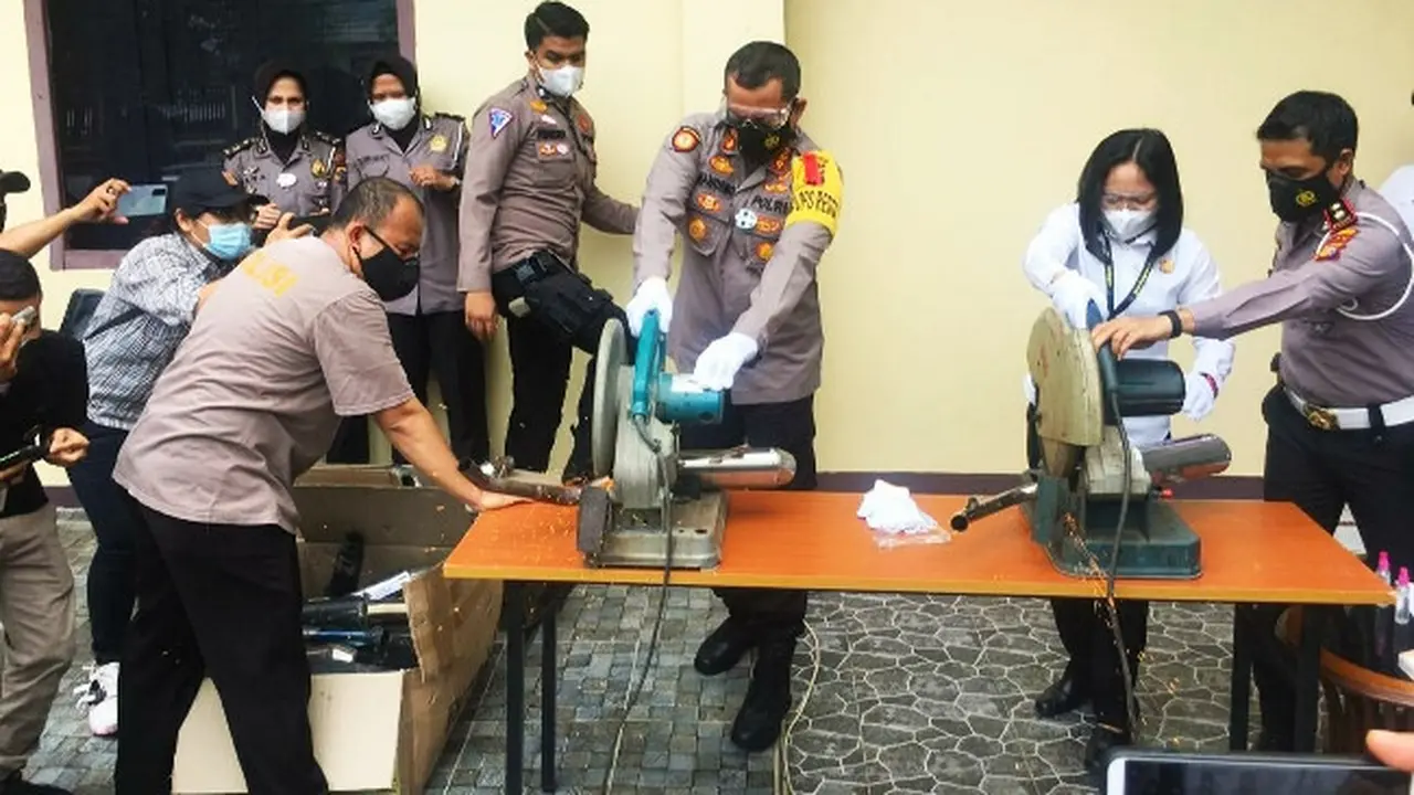 Kepala Polresta Pekanbaru Kombes Nandang memotong knalpot bising hasil razia.