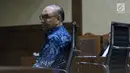 Terdakwa suap pembangunan PLTU Riau-1, Johannes Budisutrisno Kotjo saat menjalani sidang tuntutan di Pengadilan Tipikor, Jakarta, Senin (26/11). Terdakwa dituntut empat tahun penjara dan denda Rp 250 juta. (Liputan6.com/Helmi Fithriansyah)