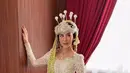 Sebagai pengantin Sunda, Adinda lengkap mengenakan siger dan kembang goyang untuk riasan kepalanya. Lengkap dengan melati ronce yang memukau.  [@ayungberinda]