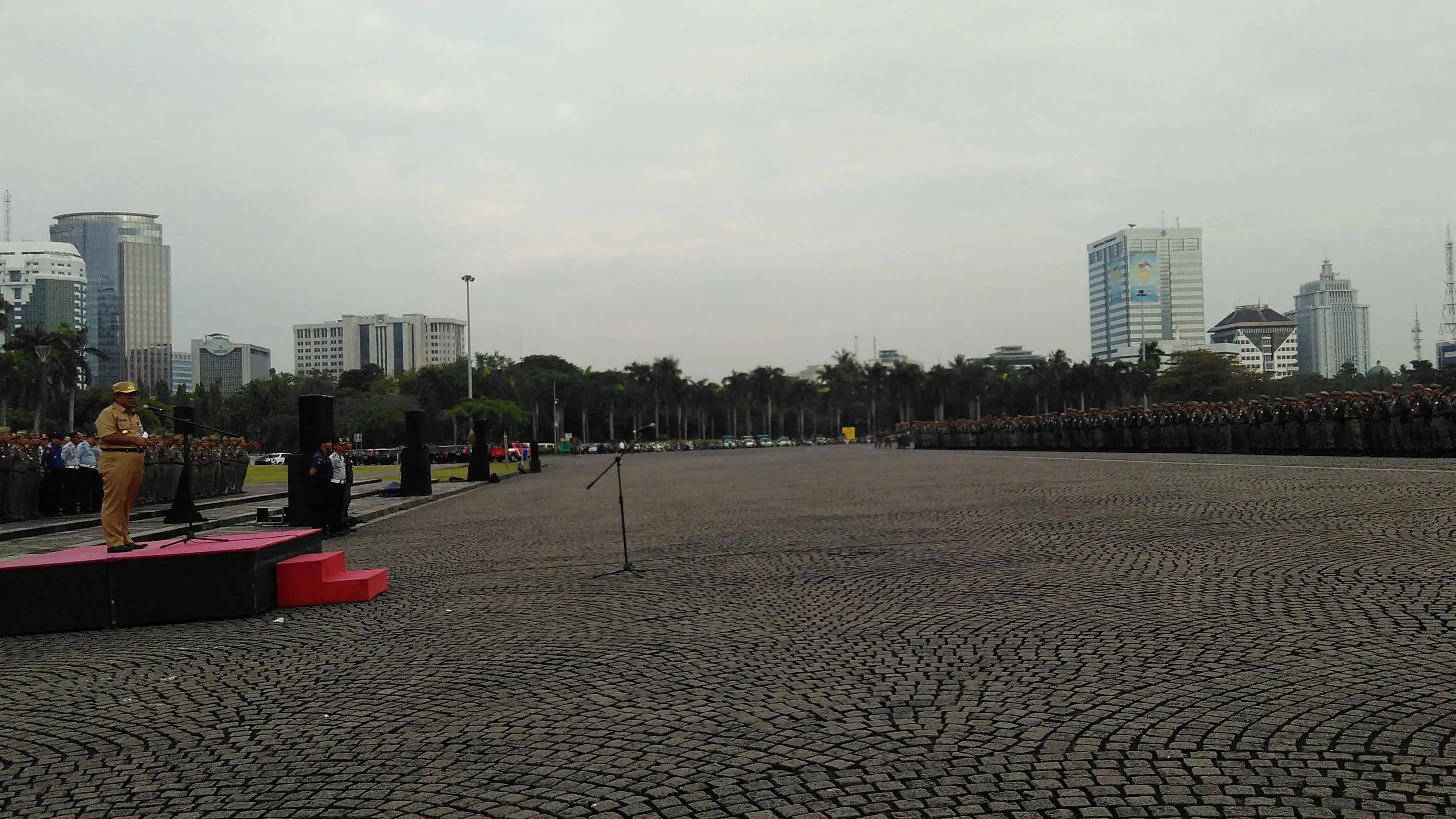 Plt Gubernur DKI Jakarta Sumarsono memimpin apel pilkada (Liputan6.com/ Rezki Apriliya Iskandar)