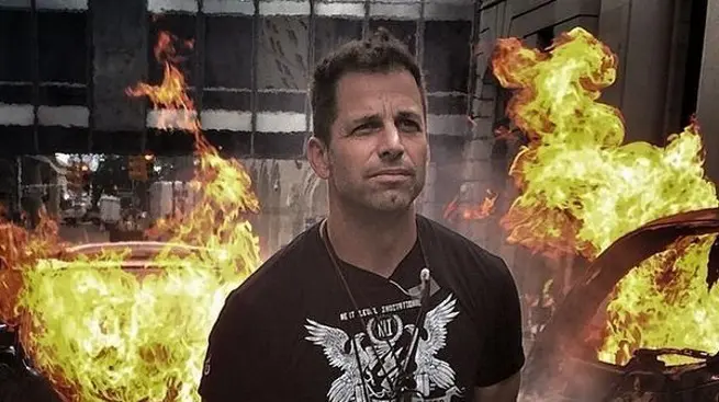 Zack Snyder memamerkan sebuah foto yang bisa membuat para penggemar komik DC girang.