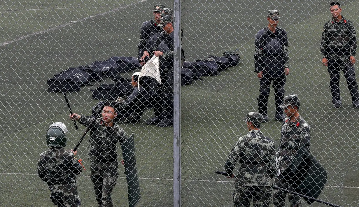 Polisi paramiliter China mengambil bagian dalam pelatihan di stadiun olahraga di Shenzhen, kota di dekat perbatasan dengan Hong Kong, China (30/10/2019). Ratusan polisi militer China ini dikhawatirkan Amerika Serikat akan dikirim ke Hong Kong untuk membubarkan pengunjuk rasa. (AP Photo/Andy Wong)