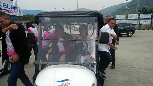 Menteri BUMN Rini Soemarno meninjau proyek pembangunan Dermaga Eksekutif di Pelabuhan Merak, Cilegon, Banten, Rabu (8/8/2018). (Dwi Aditya Putra/Merdeka.com)