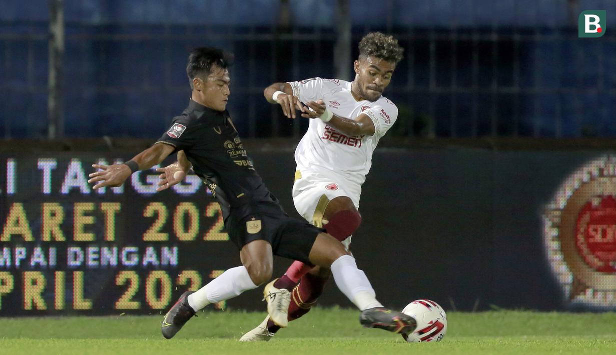 Pratama Arhan yang mendapatkan gelar Pemain Muda Terbaik Piala Menpora 2021 merupakan bek kiri PSIS yang atraktif. Tidak hanya mengawal area pertahanan dengan sangat disiplin, seperti ketika terus berduel dengan pemain sayap PSM, Yakob Sayuri pada babak perempat final. (Foto: Bola.com/Arief Bagus)