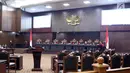 Suasana pembacaan putusan perkara di Gedung MK, Jakarta, Kamis (14/2). Majelis Hakim dalam putusannya menolak seluruh gugatan permohonan pengujian UU tentang ASN, SPN, Pendidikan Profesi dan Gelar Profesi dan Asosiasi. (Liputan6.com/Helmi Fithriansyah)
