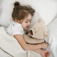 Peran pillow talk sebagai momen sederhana namun bermakna untuk membantu anak mengenali dan mengelola emosinya dengan lebih baik. (Foto: pvproductions/Freepik)