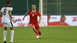 Marc Klok sempat membuat blunder di kotak penalti hingga Timor Leste mendapat hadiah penalti. Beruntung, kiper Ernando Ari Sutaryadi mampu mementahkan tendangan penalti pemain Timor Leste. (Bola.com/Ikhwan Yanuar)