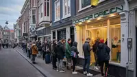 Warga Belanda mengantre untuk membeli ganja akibat adanya lockdown. Dok: AFP