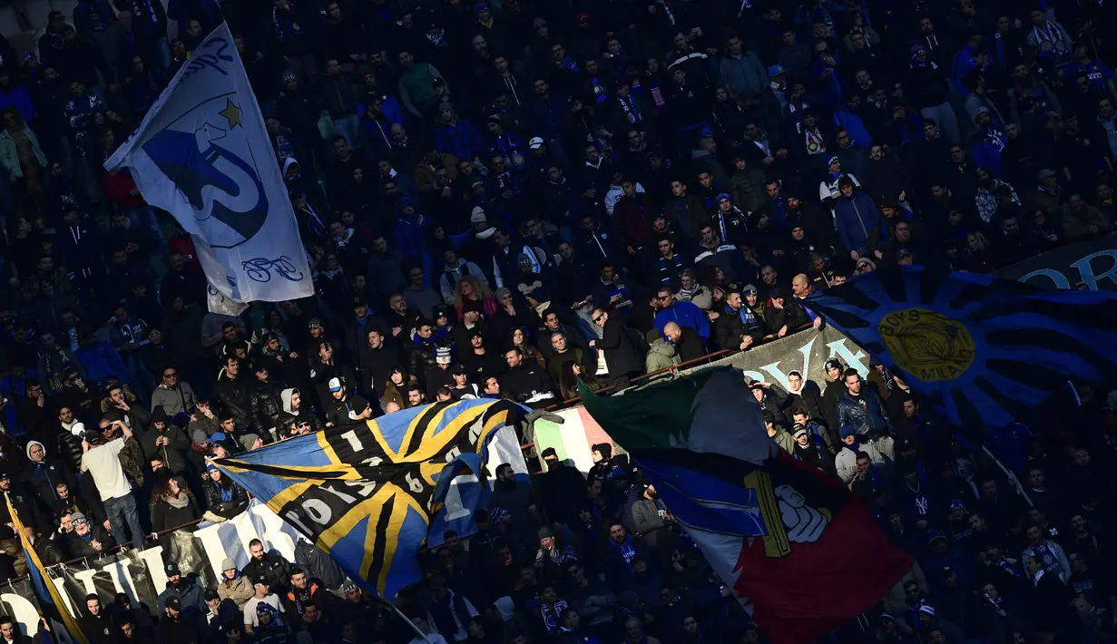 Para suporter Inter Milan memberikan dukungan saat melawan Chievo pada laga Serie A Italia di Stadion San Siro, Milan, Minggu (3/11/2017). Inter menang 5-0 atas Chievo. (AFP/Miguel Medina)