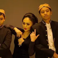 Yuni Shara memakai kebaya berwarna hitam, sedangkan kedua putranya memakai baju adat jawa, terlihat sangat kompak.
(Liputan6.com/IG/@yunishara36)