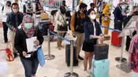 Penumpang mengantre untuk memasuki Terminal 2 Bandara Soekarno-Hatta (Soetta), Tangerang, Banten, Rabu (28/10/2020). PT Angkasa Pura II menyebutkan ada 50.000 penumpang yang datang dan pergi dari Bandara Soetta untuk berpergian saat libur panjang pada hari ini. (Liputan6.com/Angga Yuniar)
