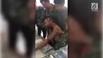 Pria bertato ini membuat warganet tertawa. Ternyata walaupun bertato, ia ketakutan saat akan disuntik.