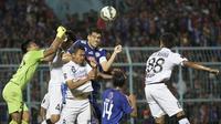 Kapten Arema Cronus, Fabiano Beltrame berduel udara dengan para pemain Bali United Pusam dalam laga yang berkesudahan 2-1 di Stadion Kanjuruhan, Malang, Sabtu (19/9/2015). (Bola.com/ Vitalis Yogi Trisna) 