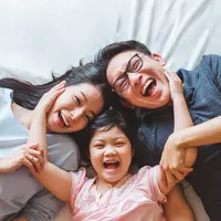 ilustrasi keluarga bahagia/copyright by Nattakorn_Maneerat from Shutterstock