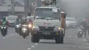 Palang Merah Indonesia (PMI) melakukan penyemprotan cairan disinfektan di jalan protokol kawasan Jakarta, Selasa (13/7/2021). Penyemprotan dengan mobil gunners spraying yang mampu menjangkau lebih dari 10 meter ini guna menekan dan mencegah penyebaran COVID-19. (merdeka.com/Imam Buhori)