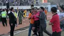 Wasit Maulana diamankan petugas keamanan  setelah final lanjutan Piala Polda Jateng di Stadion Jatidiri, Semarang, Minggu (2/8/2015). (Bola.com/Vincensius Sawarno)