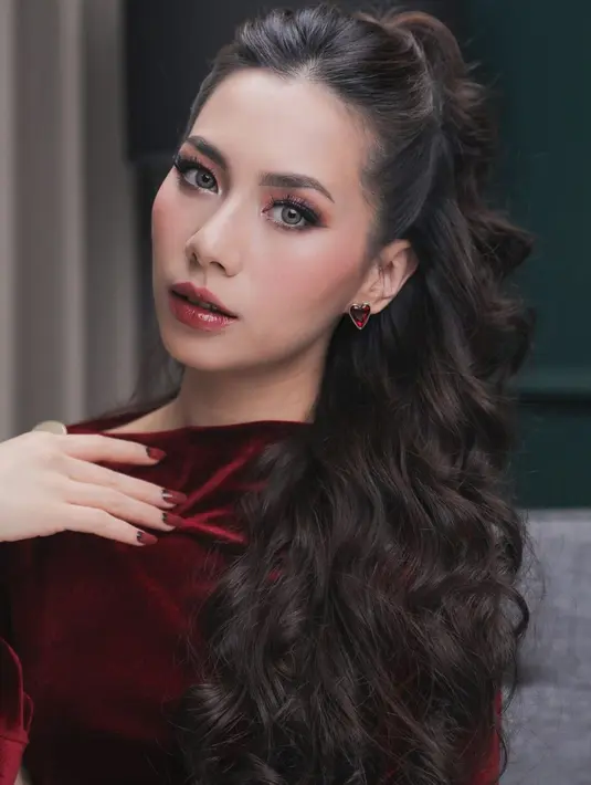 Makeup monokromatik lainnya namun dengan sentuhan glossy pada bibir yang jadi tren satu ini menarik untuk dijadikan inspirasi. [@abellyc].