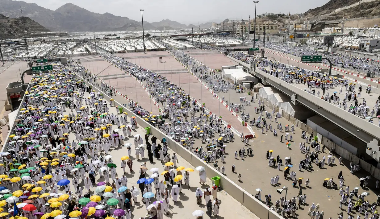 Jemaah haji saat berjalan untuk melaksanakan Lempar Jumrah di Mina, dekat kota suci Makkah, Arab Saudi (11/8/2019). Lempar jumrah merupakan simbol perlawanan terhadap setan. (AFP Photo/Fethi Belaid)