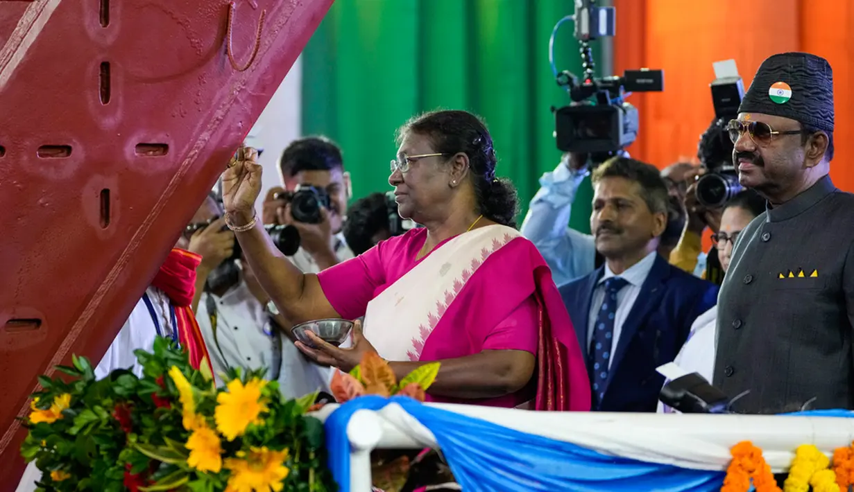 Ini adalah fregat siluman ketiga dan terakhir yang dikontrak pembuat kapal perang yang berbasis di Kolkata untuk Angkatan Laut India di bawah proyek tersebut. (AP Photo/Bikas Das)