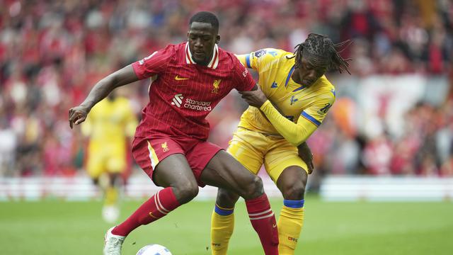 Ibrahima Konate melindungi bola dari Eberechi Eze di laga Liverpool vs Crystal Palace di Anfield, Minggu (25/05/2025) malam WIB. (AP/Jon Super)
