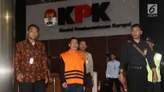 Tersangka Bupati Cirebon, Sunjaya Purwadi Sastra kenakan rompi tahanan usai menjalani pemeriksaan di Gedung KPK, Jakarta, Jumat (26/10). Sunjaya ditahan KPK terkait mutasi jabatan, proyek, perizinan dan gratifikasi. (Liputan6.com/Herman Zakharia)