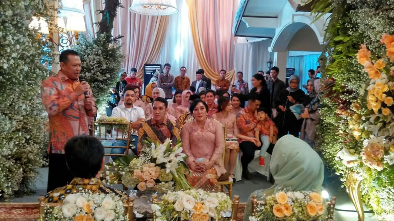 Ketua DPR RI Bambang Soesatyo mengantar anaknya melamar Riana Rizki, yang merupakan putri mantan Sekretaris Daerah Kabupaten Karawang Iman Sumantri (Istimewa)