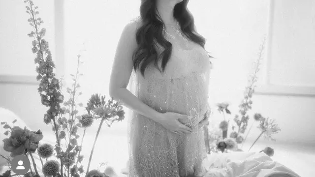 Hamil Anak Pertama, Intip 8 Gaya Maternity Shoot Stella Cornelia dengan Ragam Busana
