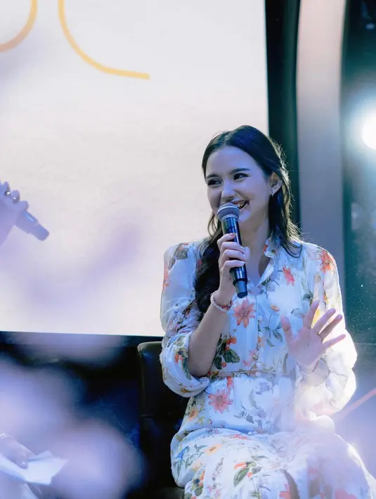 Di sini, Sarah Menzel tampil manis mengenakan dress floral lengan Panjang yang chic. [Foto: Instagram/ssarah_menzel]