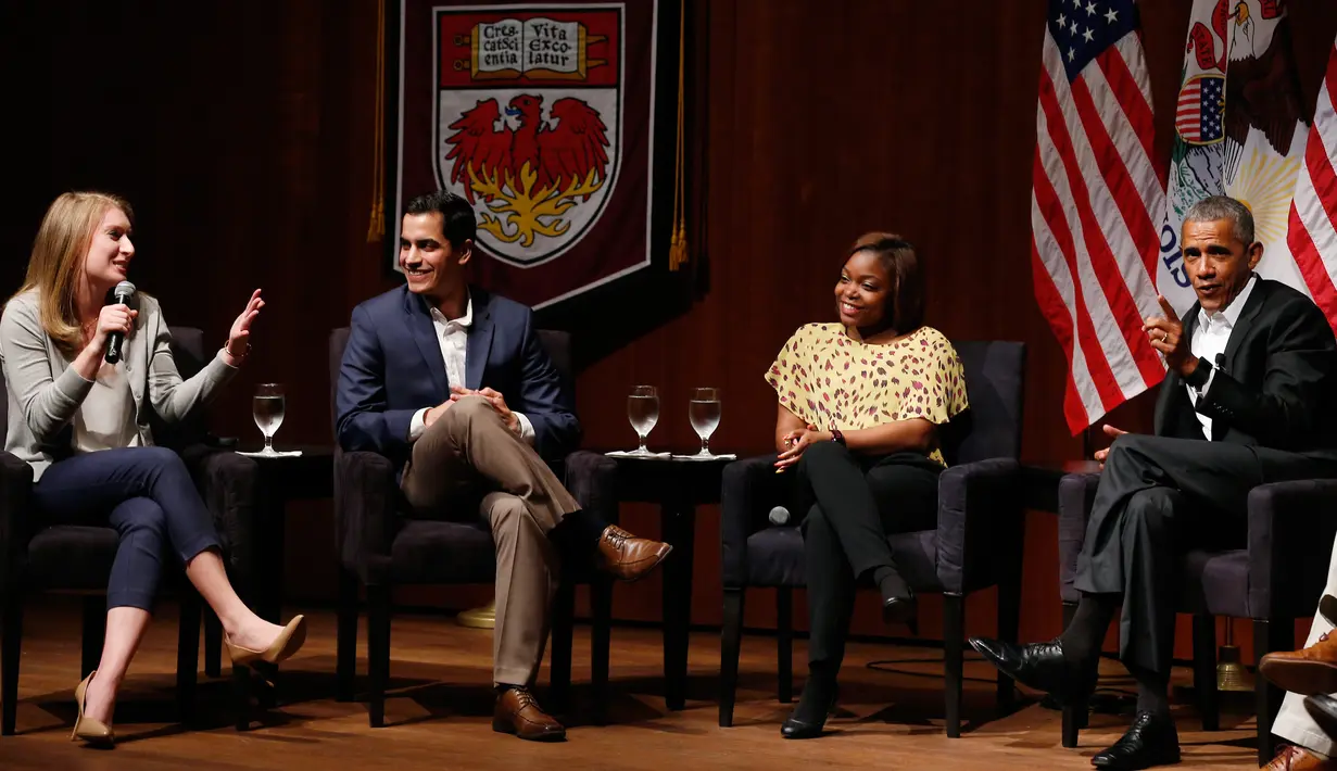Mantan Presiden AS Barack Obama berdiskusi dalam forum yang membahas pengorganisasian masyarakat di University of Chicago di Chicago (24/4). Obama tampil sebagai penceramah motivasi di hadapan pemuda di Chicago. (AFP Photo/ Jim Young)