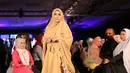 Seleberiti Lyra Virna rupanya ikut terlibat dalam perhelatan Indonesian Fashion Week 2016. (Andy Masela/Bintang.com)