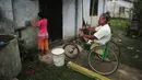 Than Htike (50) berada di sepeda yang sudah dimodifikasi di depan rumahnya di Yangon, 3 Juni 2016. Than Htike merupakan seorang mantan tentara Myanmar yang kehilangan kedua kakinya pada 2007 setelah menginjak ranjau saat bertugas. (REUTERS/Soe Zeya Tun)