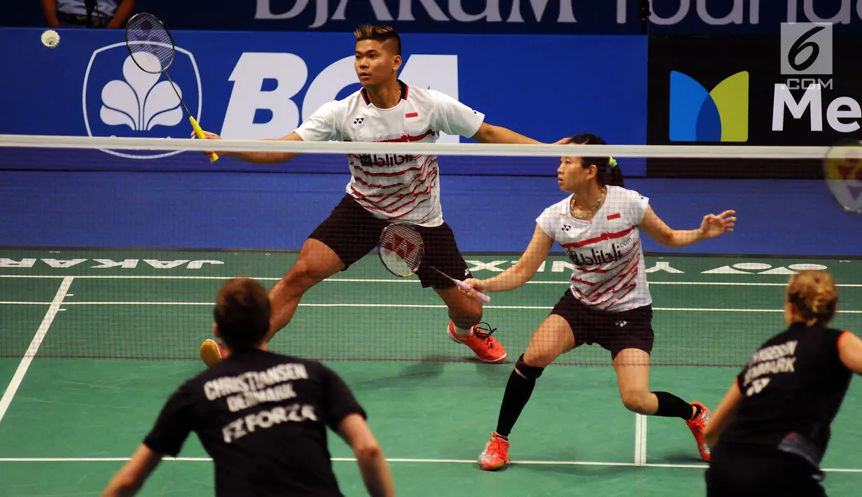 Ganda Campuran Indonesia, Preveen Jordan/Debby Susanto mengembalikan kok ke arah Mathias Christiansen/Sara Thygesen (Denmark) di putaran pertama Indonesia Open 2017 di Jakarta, Selasa (13/6). Preveen/Debby kalah 1-2. (Liputan6.com/Helmi Fithriansyah)