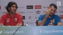 Pelatih Bhayangkara FC, Simon McMenemy (kanan) bersama pelatih Persija, Stefano Cugurra memberi keterangan jelang laga pembuka Liga 1 Indonesia 2018 di stadion GBK Jakarta, Kamis (22/3). (Liputan6.com/Helmi Fithriansyah)