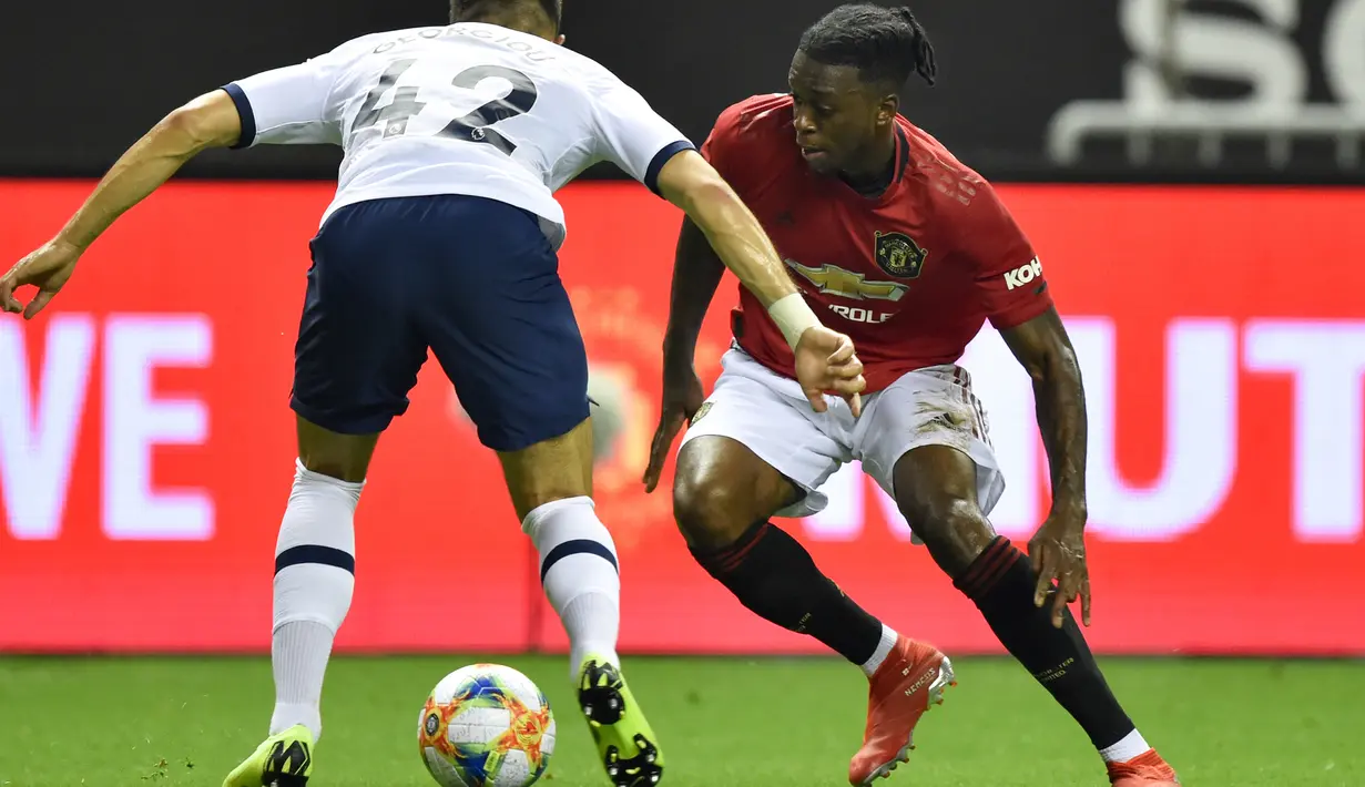 Bek baru Manchester United, Aaron Wan-Bissaka (kanan) berusaha melewati pemain Tottenham Anthony Georgiou selama turnamen ICC 2019 di Shanghai (25/7/2019). Bek berusia 21 tahun itu diboyong ke Old Trafford dengan harga 50 juta pound atau sekitar Rp 897 miliar. (AFP Photo/Hector Retamal)
